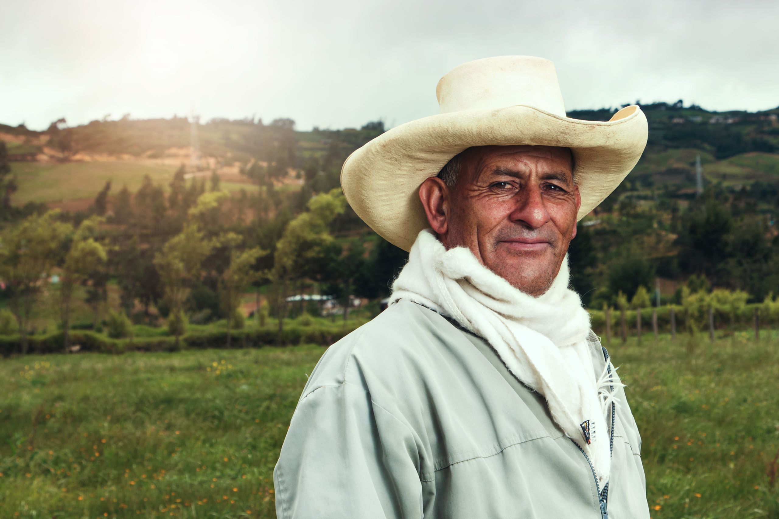 Agricultor peruano de una cooperativa productora, símbolo de las relaciones de confianza a largo plazo de Colibrí Origins
