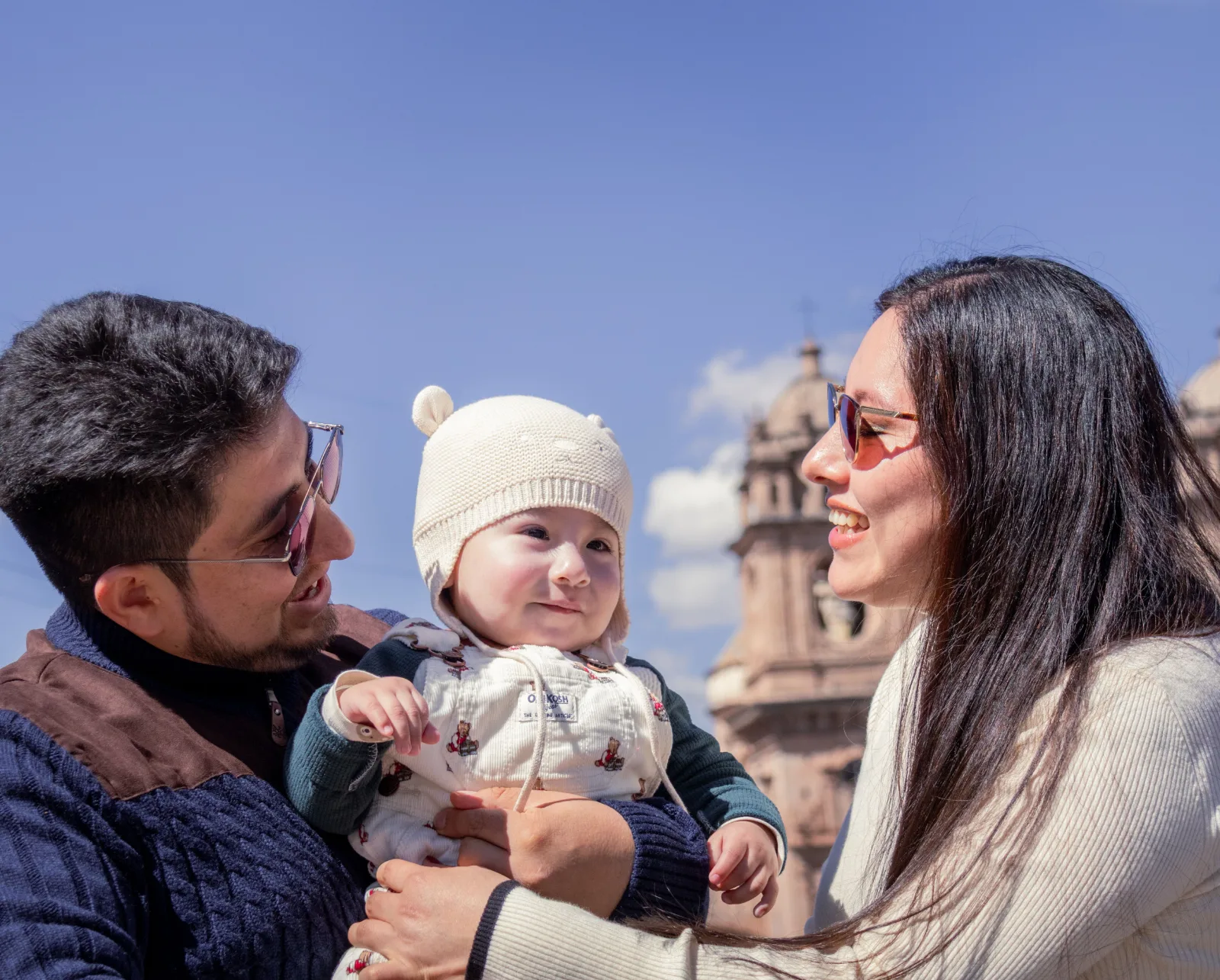 Familia peruana disfrutando de nutrición funcional pensada para cada etapa de la vida, incluyendo un niño