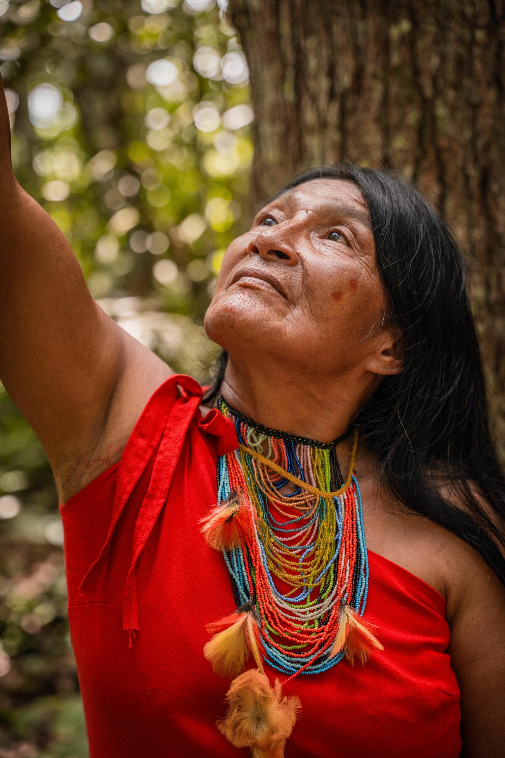 Mujer indígena amazónica del Perú, símbolo de la abundancia y biodiversidad de la selva