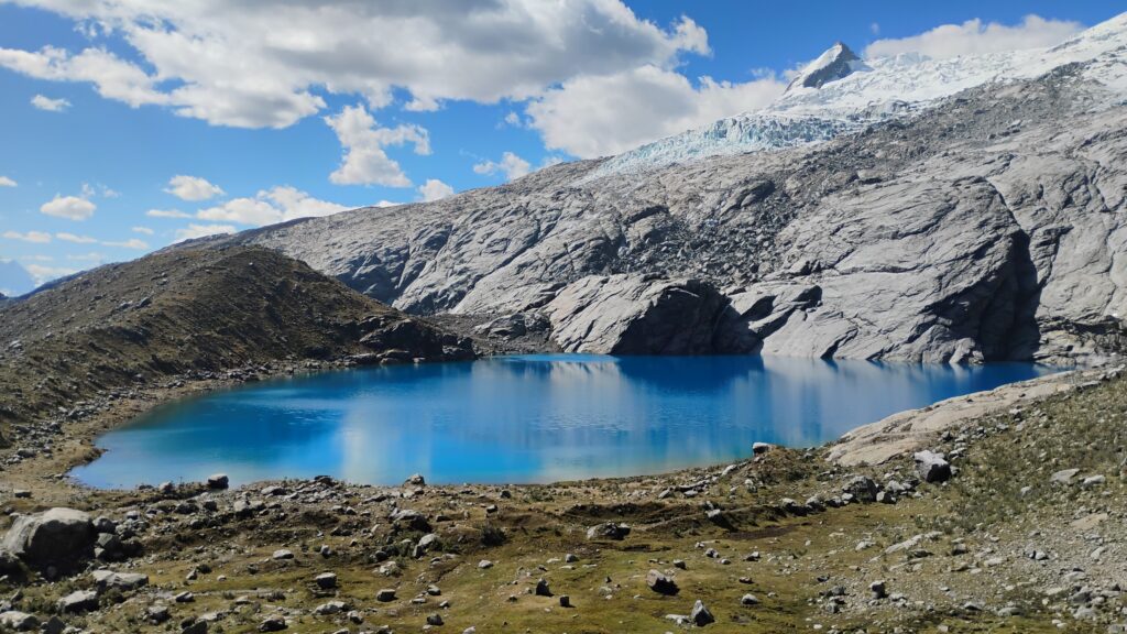 Laguna Mullaca de aguas turquesas al pie de un glaciar, en el Parque Nacional Huascarán, Áncash, Perú