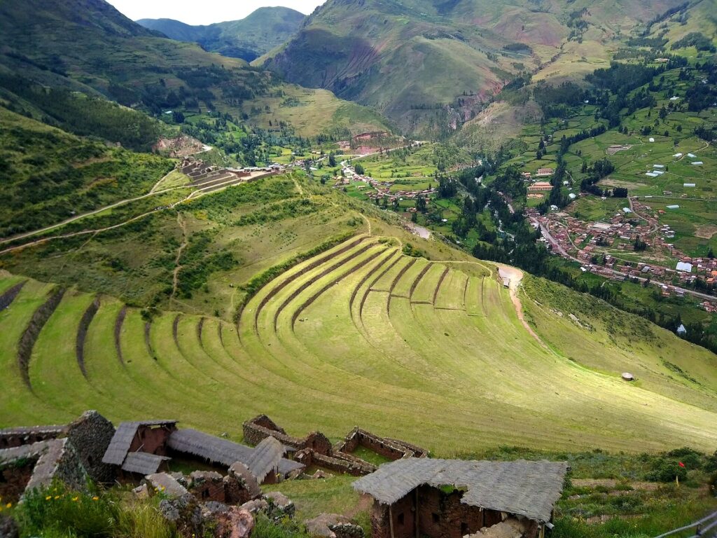 Andenes incas de Pisac en el Valle Sagrado de Cusco, terrazas de cultivo escalonadas sobre la ladera