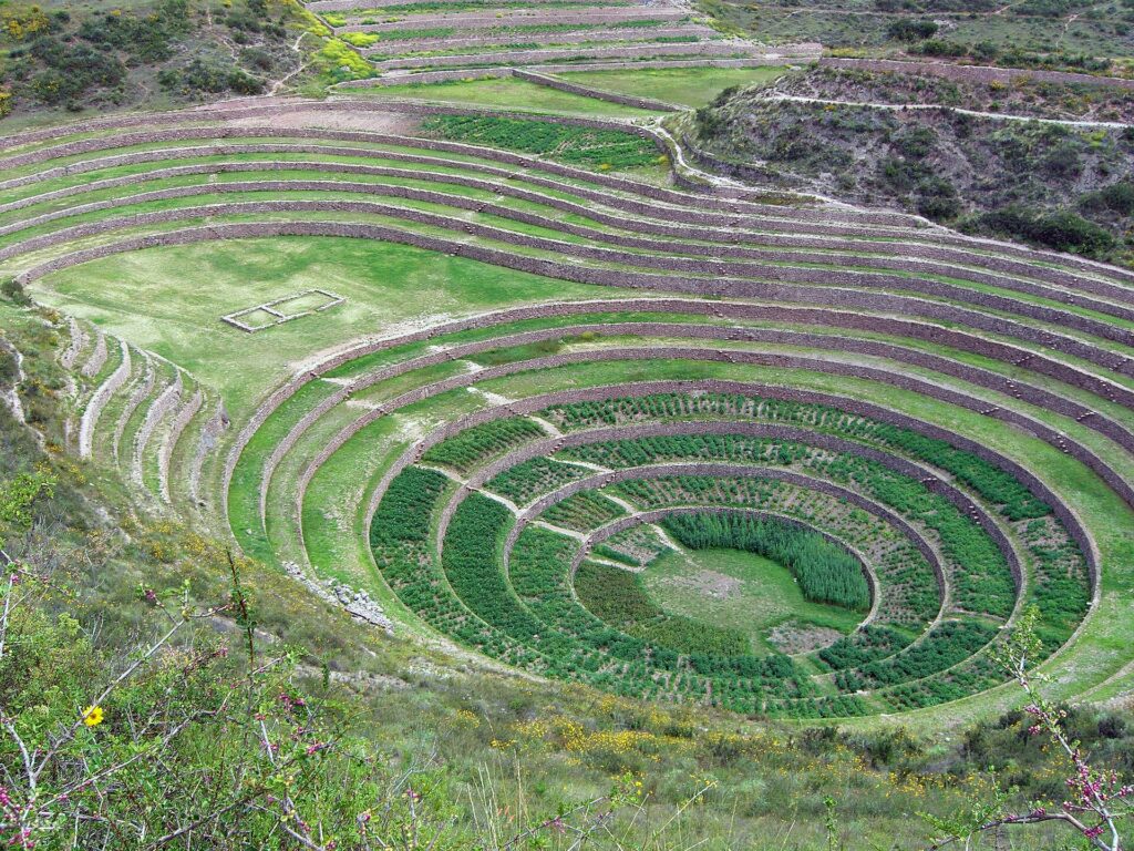 Terrazas circulares concéntricas de Moray, cerca de Maras (Cusco), cubiertas de hierba