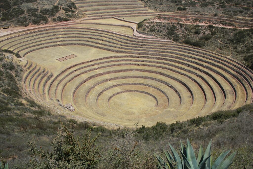 Terrazas agrícolas circulares y concéntricas de Moray, en el Valle Sagrado del Cusco, Perú